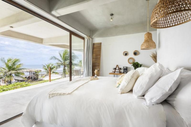 Habitación con cama king y vista al mar